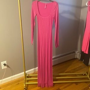 Skims SOFT LOUNGE SHIMMER LONG SLEEVE DRESS | FUCHSIA × 1
FUCHSIA / XS 0-2